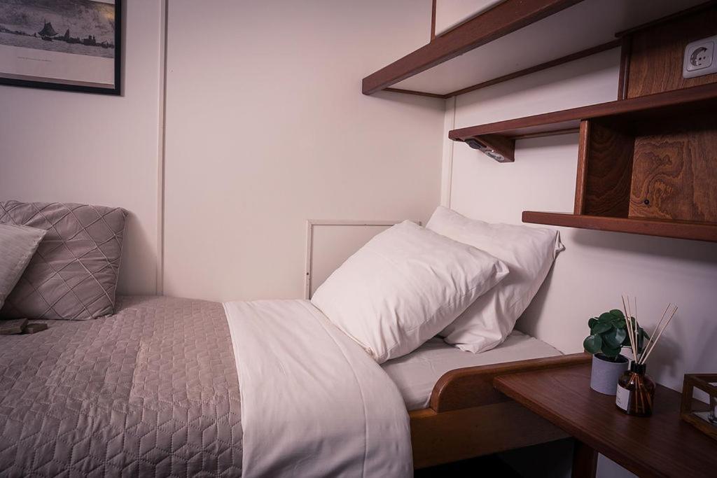Unique Hotelboat Botel Lena Maria Amsterdam Ngoại thất bức ảnh